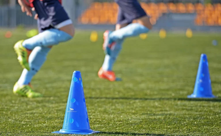 Pachołki treningowe z otworami Yakimasport 38 cm