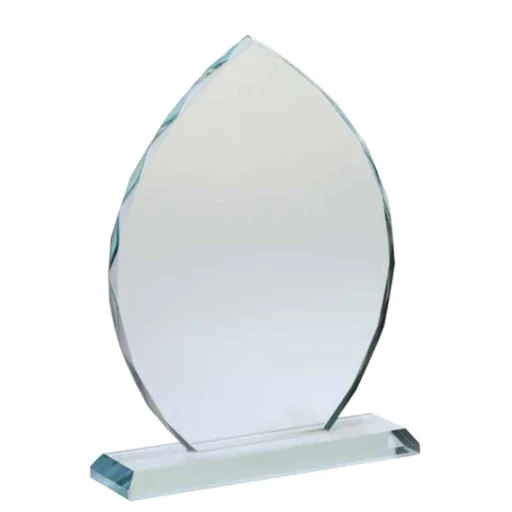 Elegancka statuetka szklana HA-4 o wysokości 23 cm i grubości 12 mm w kształcie liścia z ozdobnymi fasetami na krawędziach – prestiżowe trofeum.