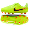 Młody piłkarz trenuje mając na nogach korki Nike Tiempo Legend 10 Academy Jr MG