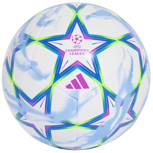 Piłka adidas UCL Training na boisku piłkarskim